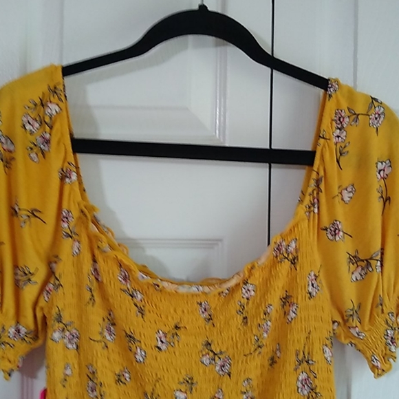 Heart's Hips smocked top size medium - Picture 6 of 9